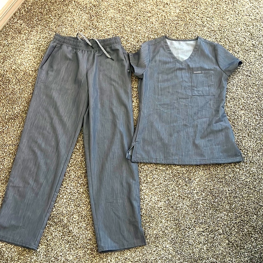 Jaanuu scrub set. Top XXS. Pants XS. Excellent condition.